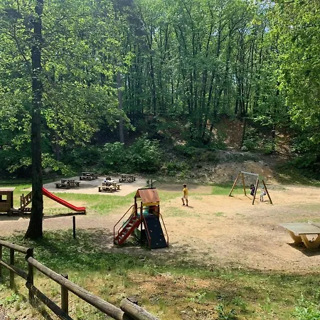 L'echappee Parisienne Nyaraló