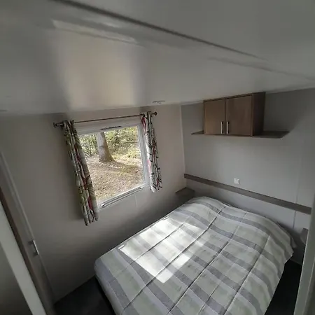 L'echappee Parisienne Nyaraló *